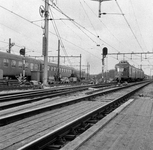 857767 Afbeelding van een electrisch treinstel mat. 1946 van de N.S. bij aankomst te Utrecht C.S. uit de richting ...